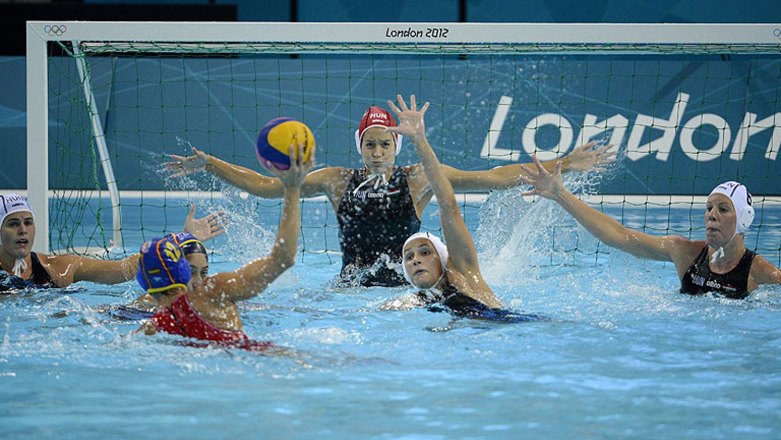 El waterpolo femenino se une a la fiesta y se mete en la final