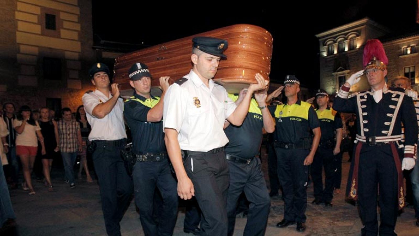Interior impone la Medalla de Plata al Mérito Policial a la agente tiroteada en Madrid