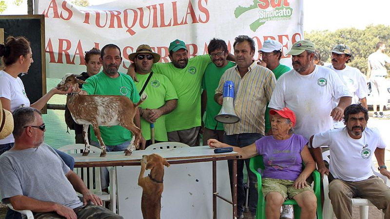 Desalojada la finca militar de Osuna (Sevilla) ocupada por jornaleros del SAT - Informativo 24h | Ver