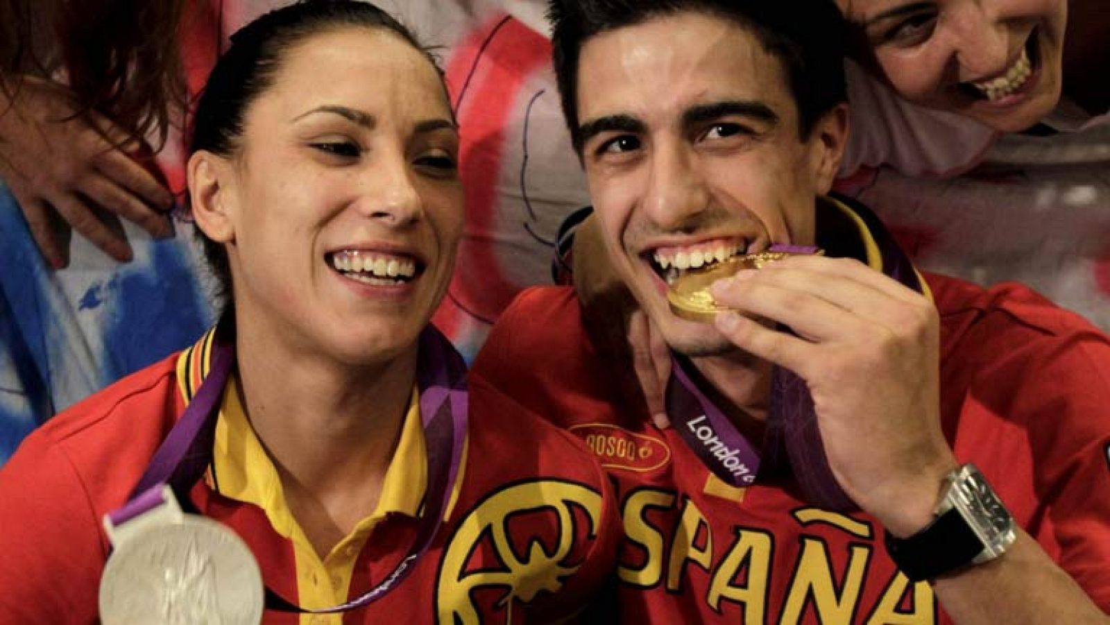 Numerosas muestras de cariño para la delegación española a su llegada | Ver