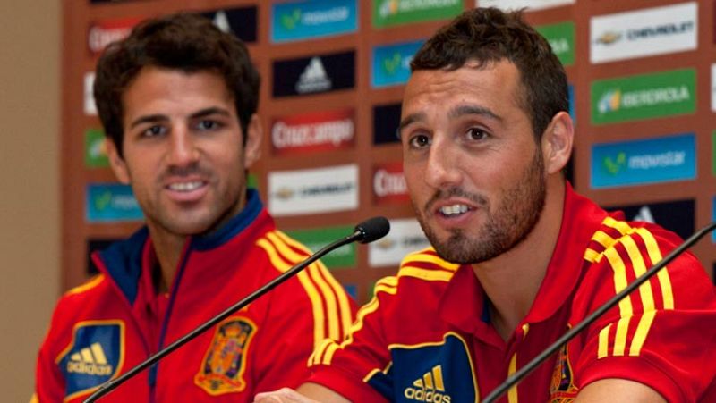 Fábregas le desea suerte a Cazorla en el Arsenal