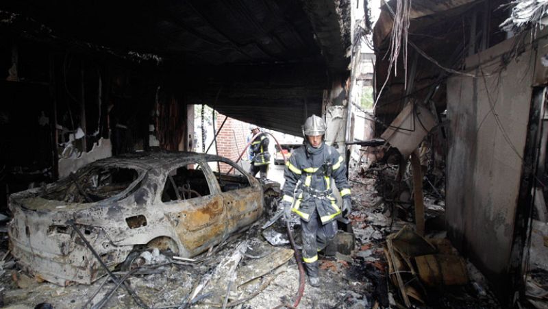 Los jóvenes incendiarion edificios públicos, coches y mobiliario urbano. Hollande advierte que el estado usará "todos sus recursos" contra la violencia.