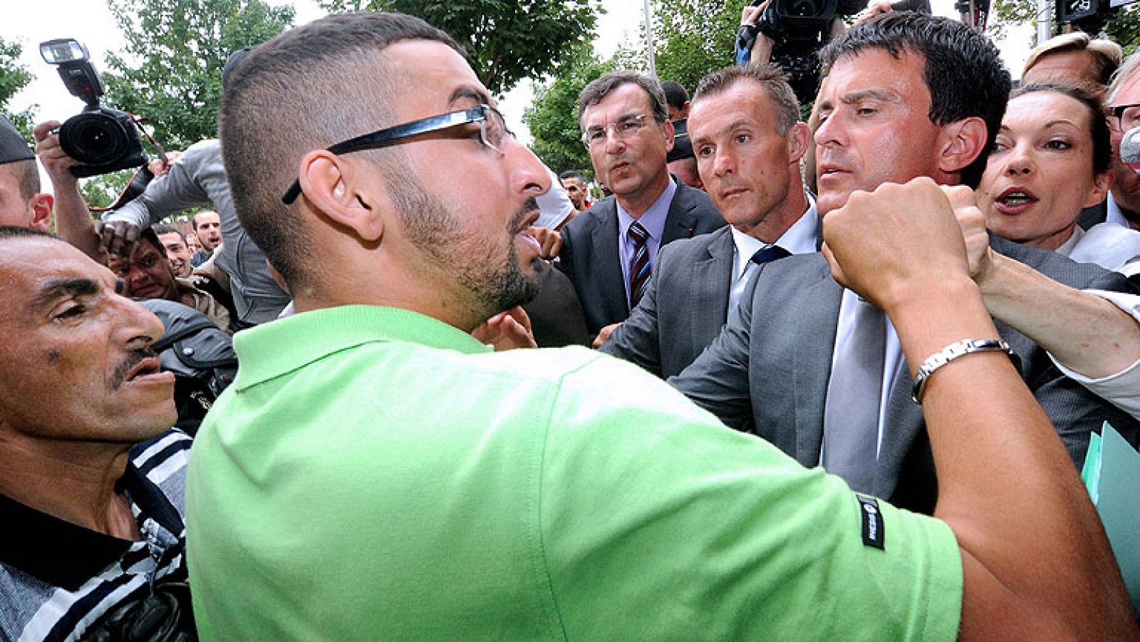 Hollande promete movilizar todos los medios tras los disturbios en Amiens | Ver