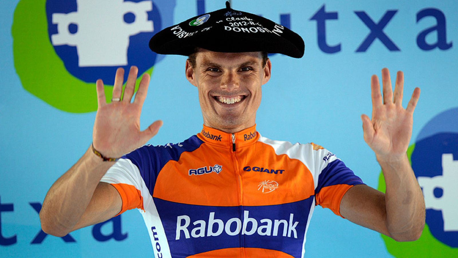 El ciclista del Rabobank Luis León Sánchez se ha adjudicado la 32 edición de la Clásica San Sebastián, que ya ganó en 2010, tras un ataque inteligente a diez kilómetros para el final. El murciano adorna de esta manera todavía más un palmarés sobresal