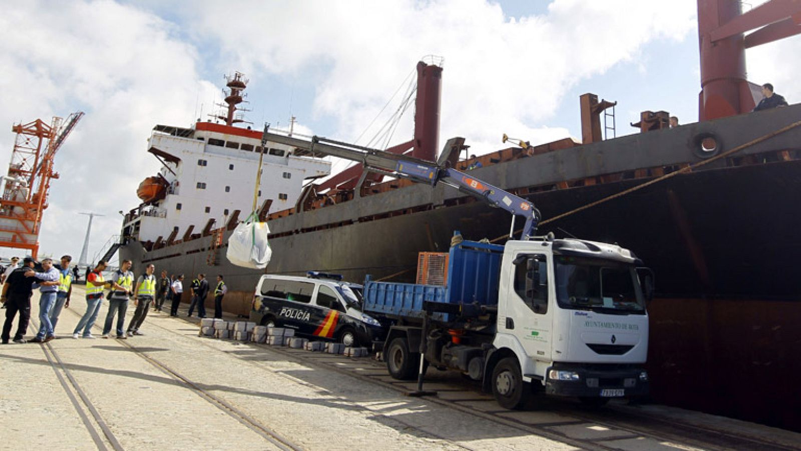 Los GEO asaltan en la costa de Cádiz un barco con cocaína y detienen a 31 personas