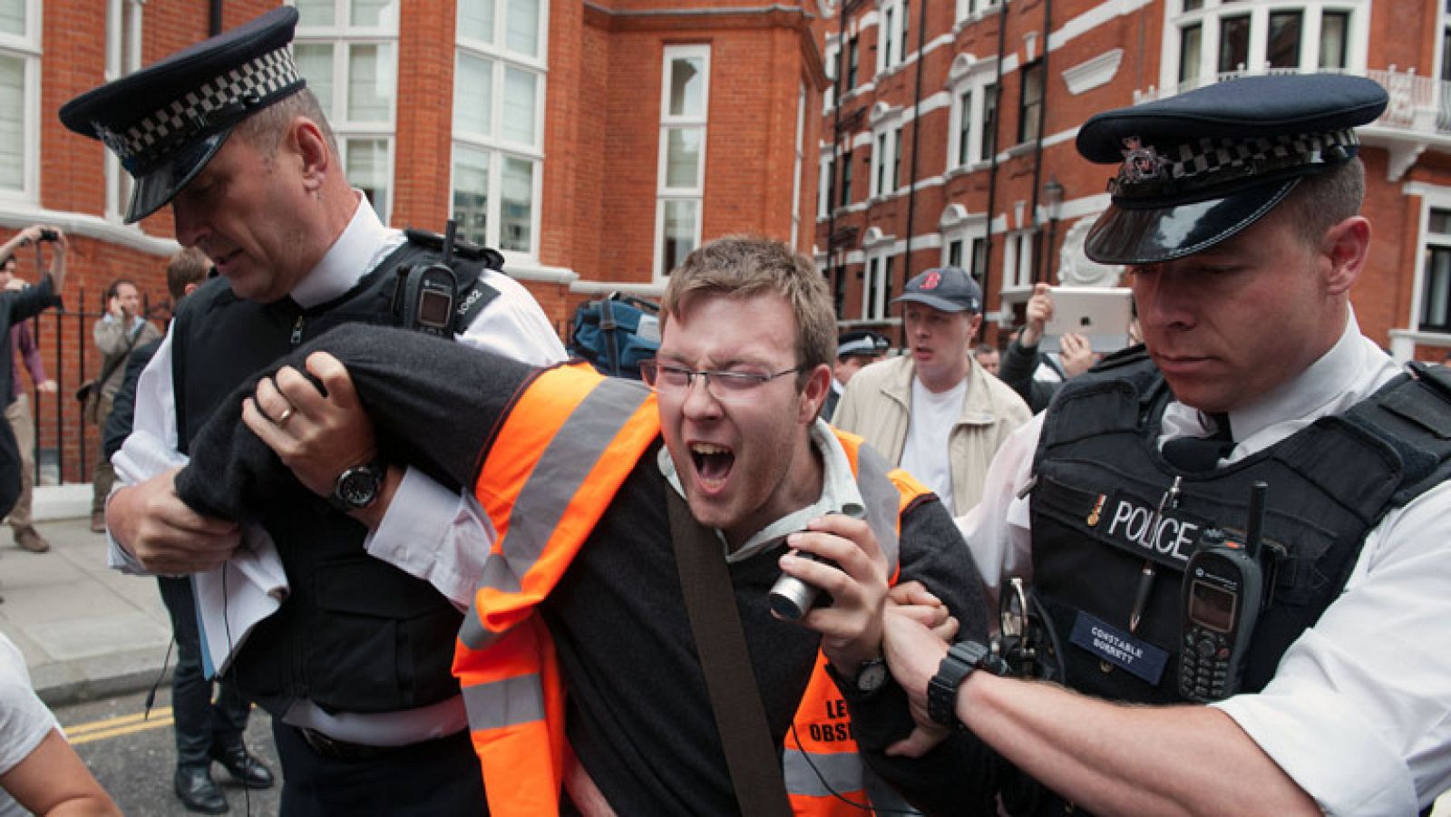 Tensión ante la embajada de Ecuador en Londres ante la inminente decisión sobre Assange