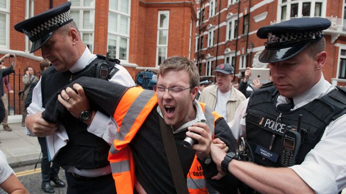 Informativo 24h - Tensión ante la embajada de Ecuador en Londres ante la inminente decisión sobre Assange
