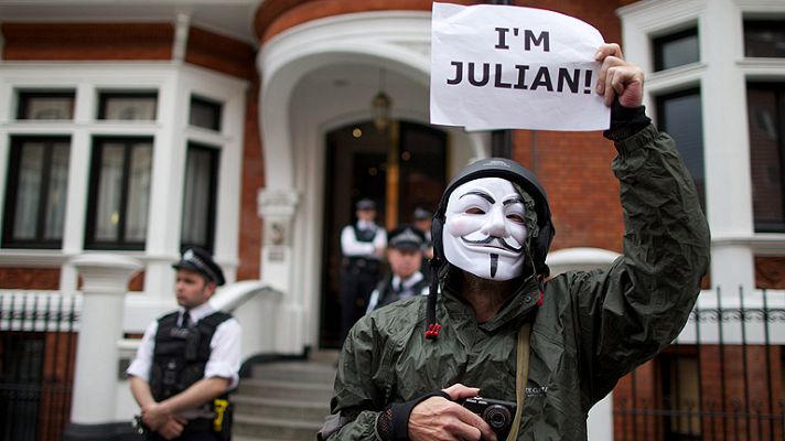 Telediario 1 - Asilo político para Assange