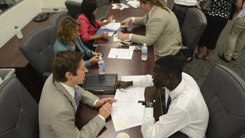 Largas colas de jóvenes inmigrantes sin papeles en Estados Unidos