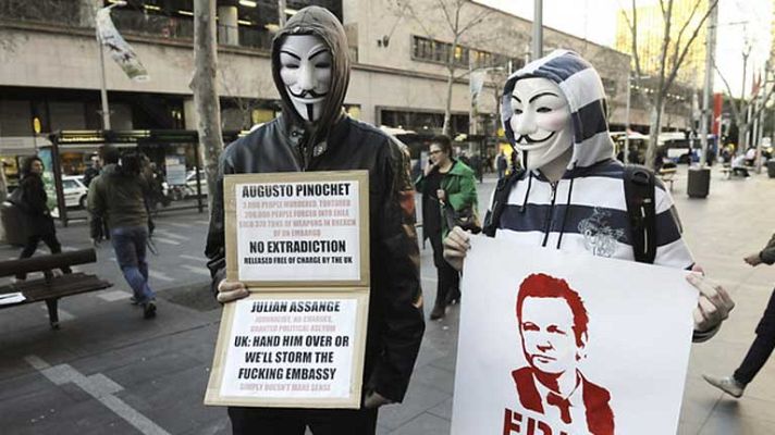 Telediario 1 - Assange, asilado diplomático