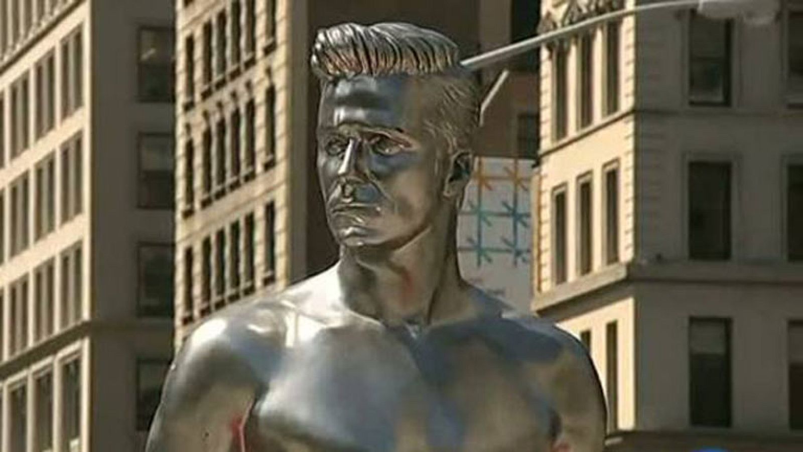 En Nueva York han levantado una enorme estatua del futbolista David Beckham de más de tres metros que han colocado frente al edificio Flatiron.