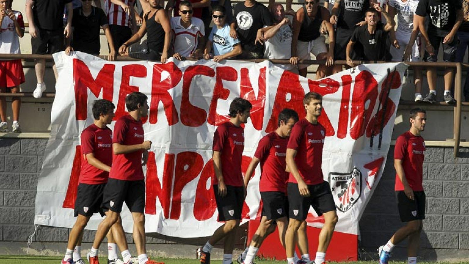 Tensión en Lezama. Medio centenar de hinchas radicales del Athletic han recibido con gritos e insultos en el entrenamiento de esta tarde a Javi Martinez y a Fernando Llorente.