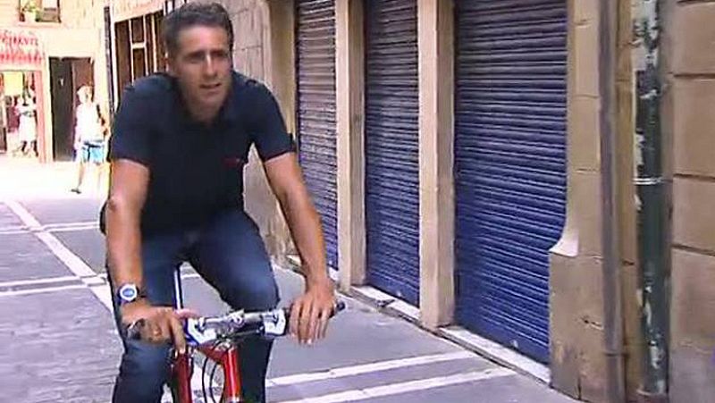 TVE ha contado con un colaborador de lujo para reconocer el recorrido por el que rodarán los ciclistas en la contrarreloj por equipos con la que se abre la Vuelta a España 2012 en las calles de Pamplona.