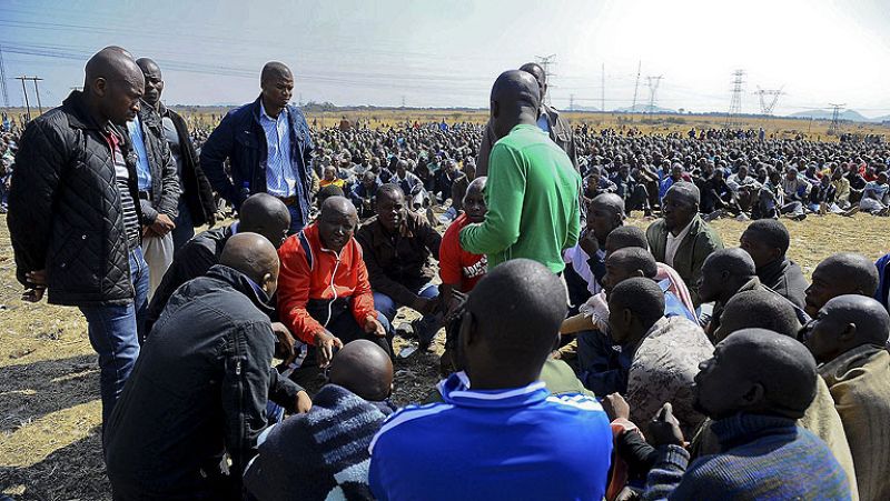 Cientos de manifestantes piden justicia en Sudáfrica por la muerte de los mineros
