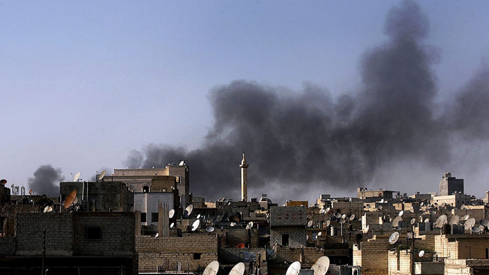 Los bombardeos persisten en Siria, donde hallan una fosa con 40 cadáveres | Ver