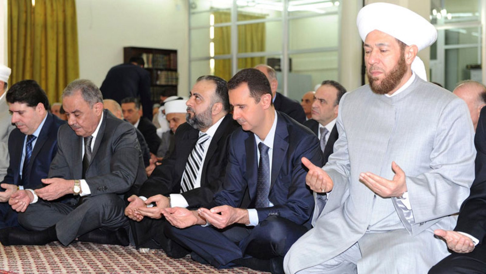 Bachar al Asad reaparece en público durante el rezo que marca el final del Ramadán
