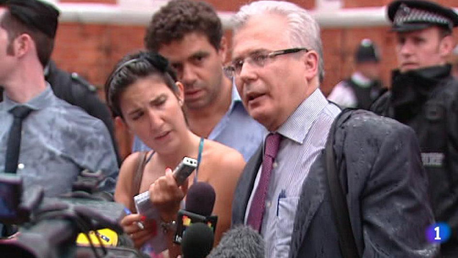 Garzón: "Assange está fuerte de espíritu"