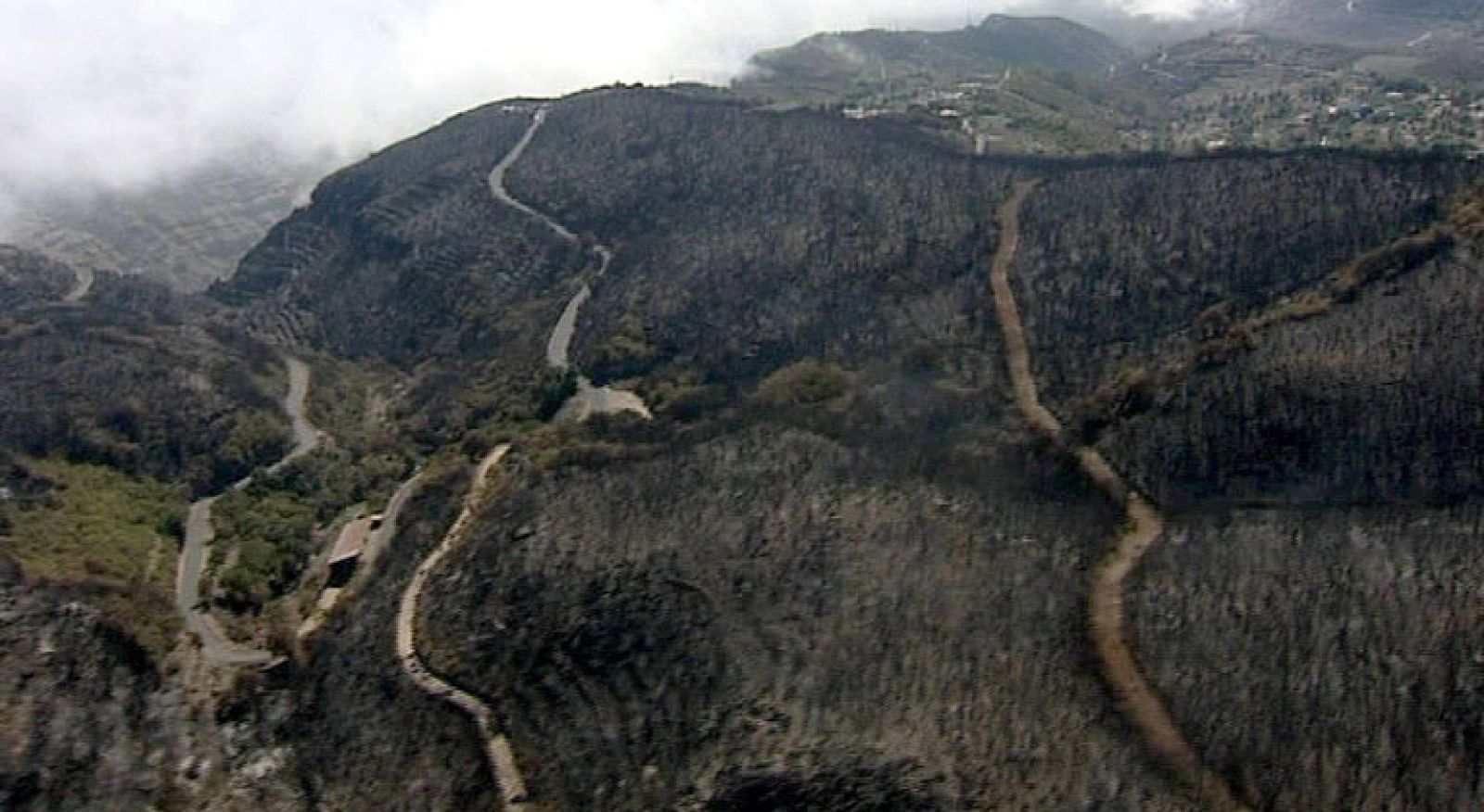 El acceso a muchas áreas del incendio de la Gomera se realiza desde el aire