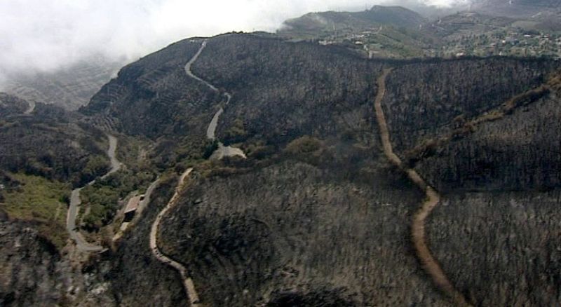 El acceso a muchas áreas del incendio de la Gomera se realiza desde el aire