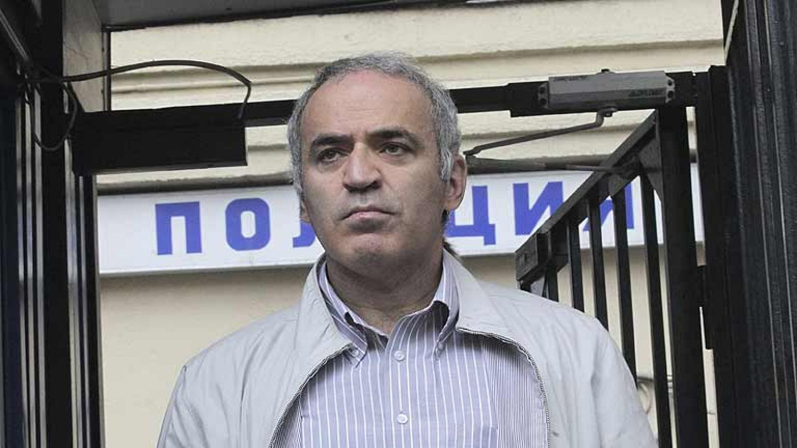 Gary Kasparov ha prestado declaracion en Moscu tras ser acusado de un supuesto delito de asalto por haber mordido a un agente y puede ser condenado a hasta cinco años de carcel