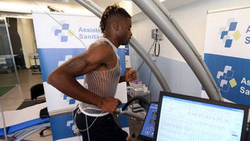 Alex Song supera las pruebas médicas