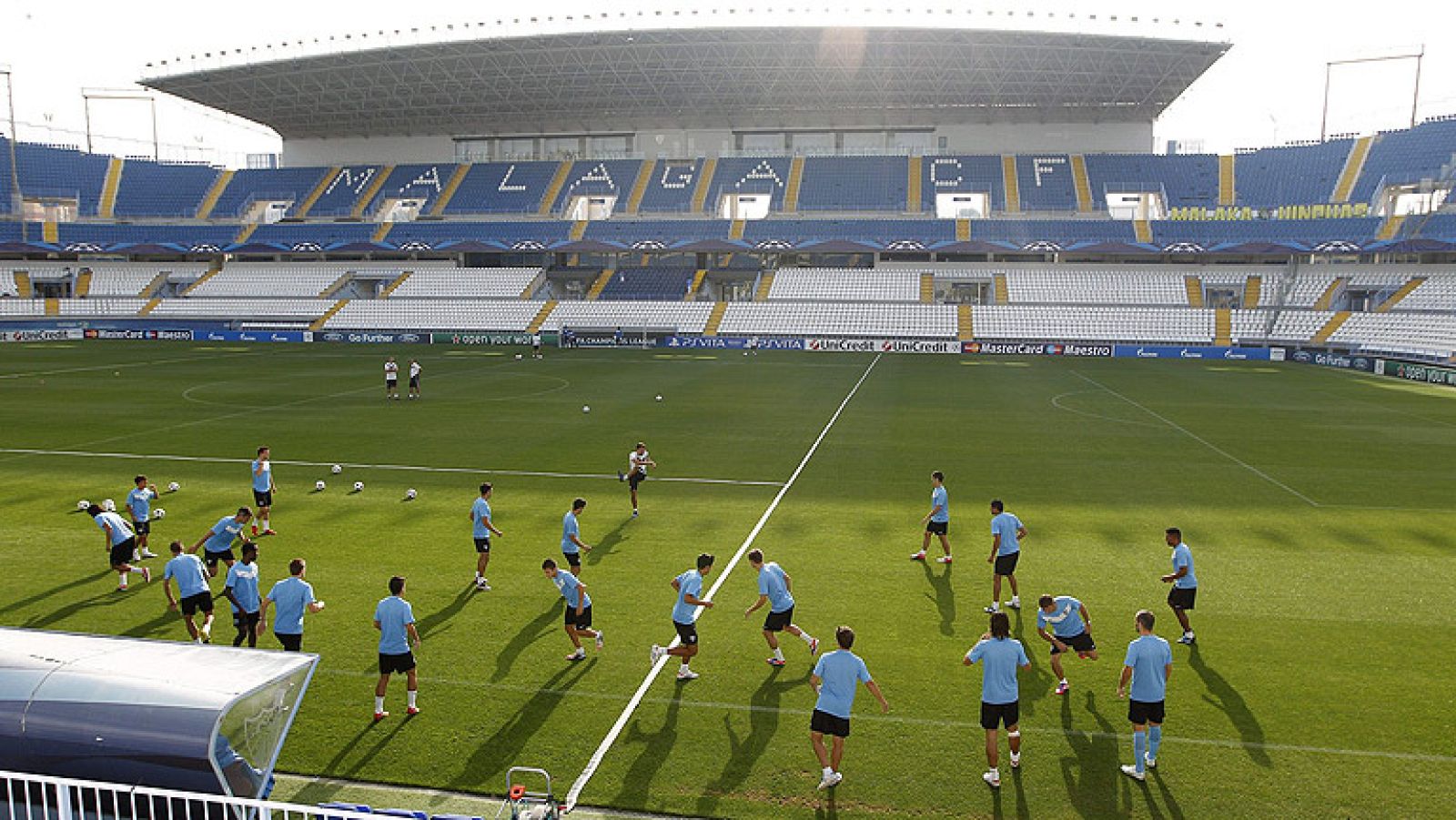 La Rosaleda se vestirá de gala este miércoles para escuchar por primera vez en su historia en himno de la Champions League. El Málaga se juega el pase a la fase de grupos con el Panathinaikos griego.