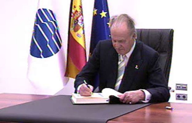  - Los Reyes firman el libro de honor