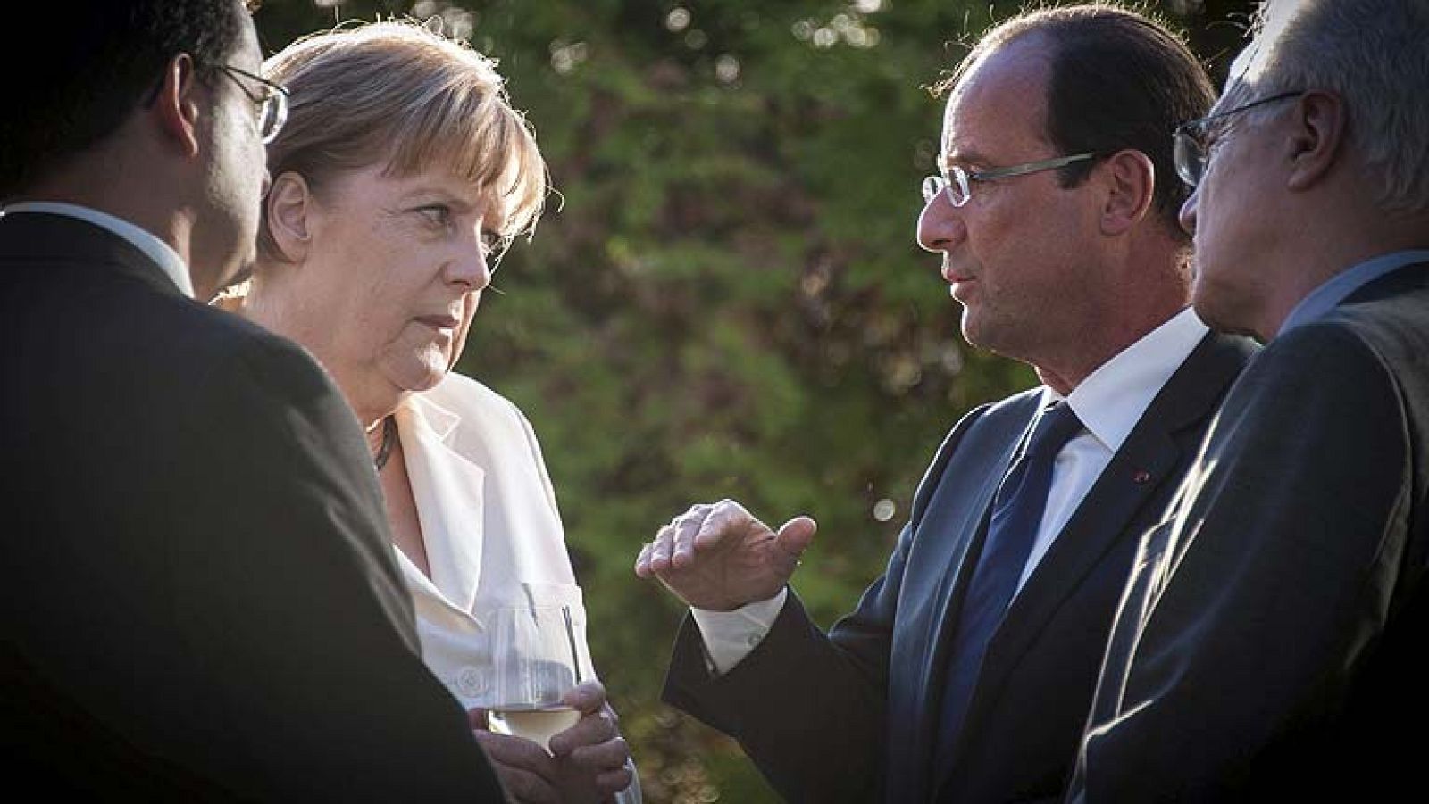 Merkel reitera ante Hollande que Grecia "tiene que cumplir sus compromisos" | Ver