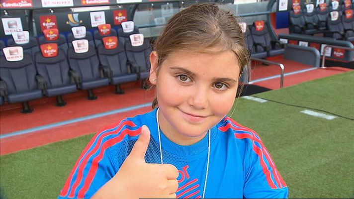 Telediario 1 - Claudia, la encargada de poner en juego el balón de la Supercopa