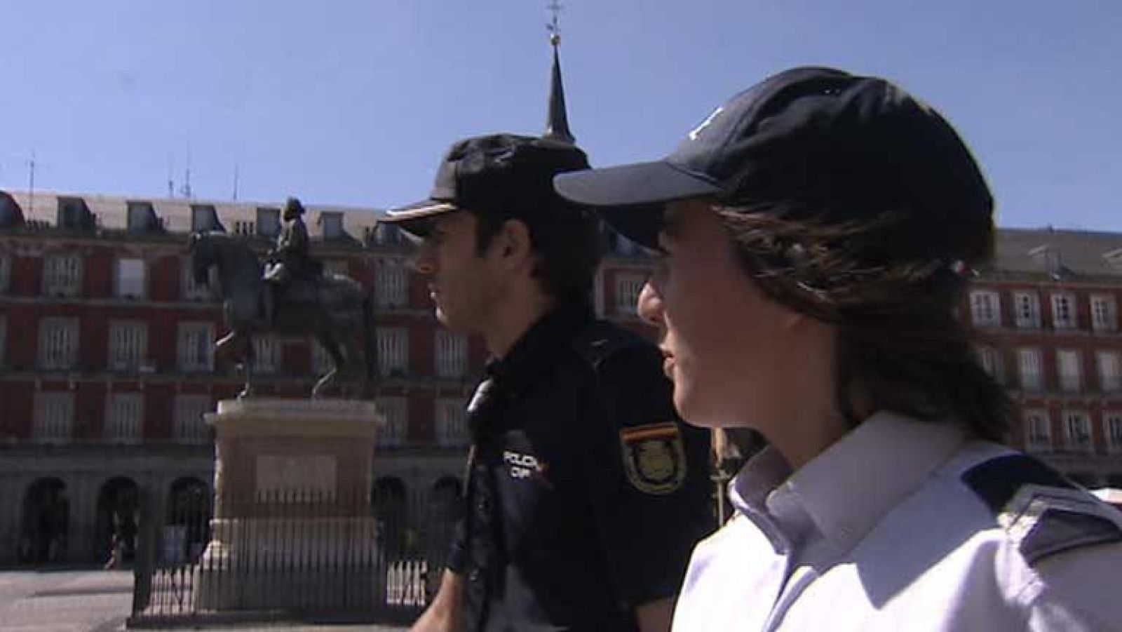 La policía francesa se une a la española para atender a los turistas