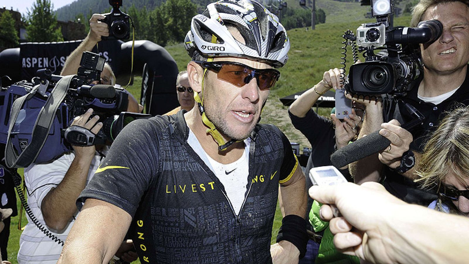 El exciclista estadounidense Lance Armstrong, ha hecho sus primeras declaraciones después de ser suspendido de por vida por la USADA y ha asegurado que estará "fenomenal", por lo que "nadie necesita llorar" por él.