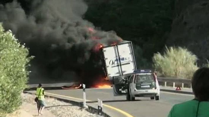 Informativo 24h - El incendio de un camión corta durante varias horas la A-44 en Jaén