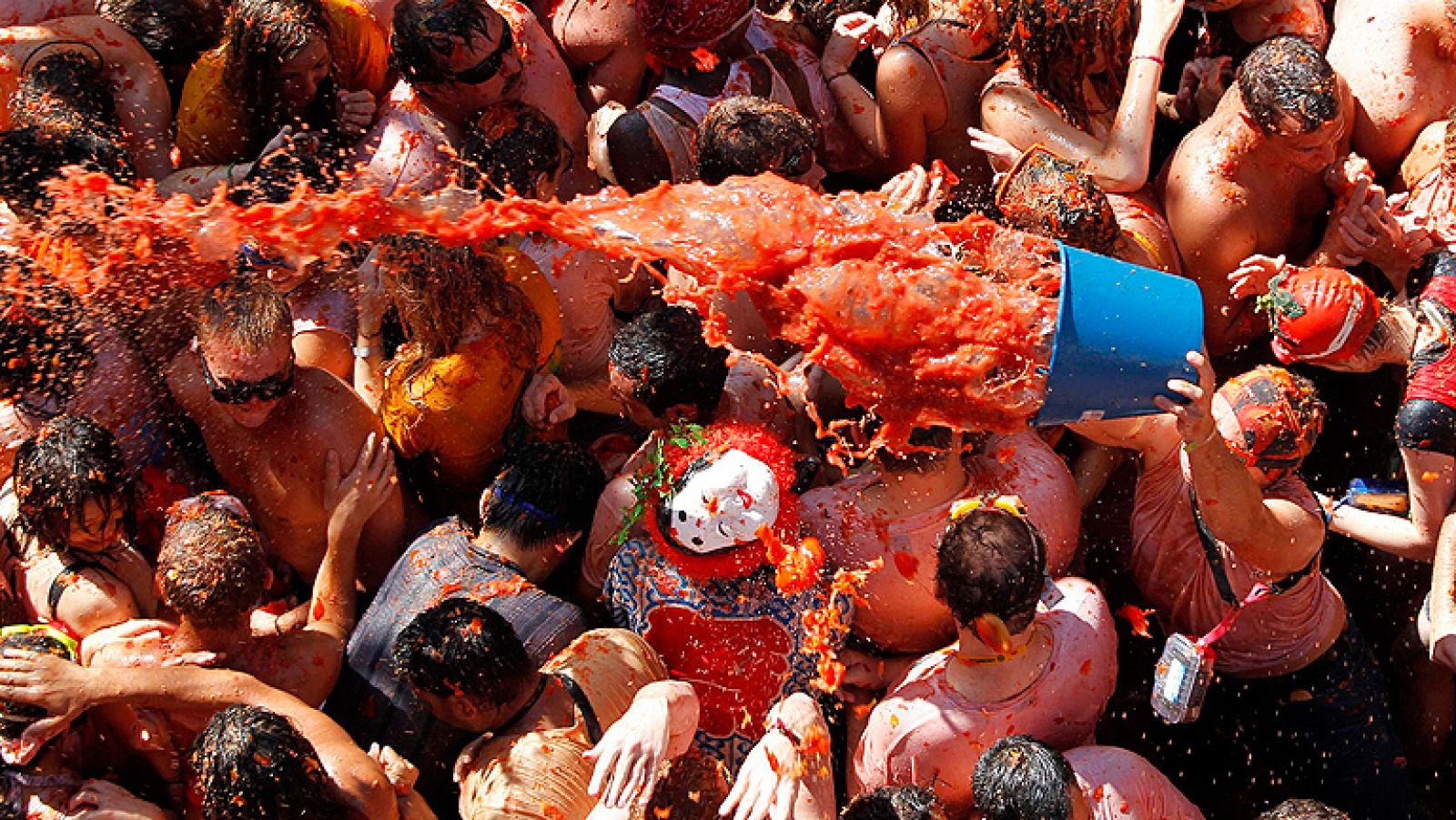 La Tomatina de Buñol congrega a miles de jóvenes