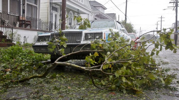 Telediario 1 - "Isaac" baja a tormenta tropical