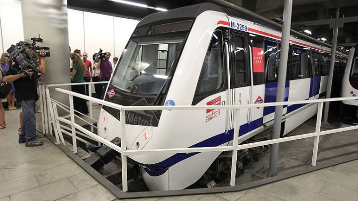 Telediario 1 - Un tren de Metro choca contra una topera y causa una veintena de heridos leves en Madrid