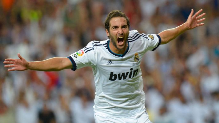  - Higuaín aprovecha un error de Mascherano para abrir el marcador (1-0)