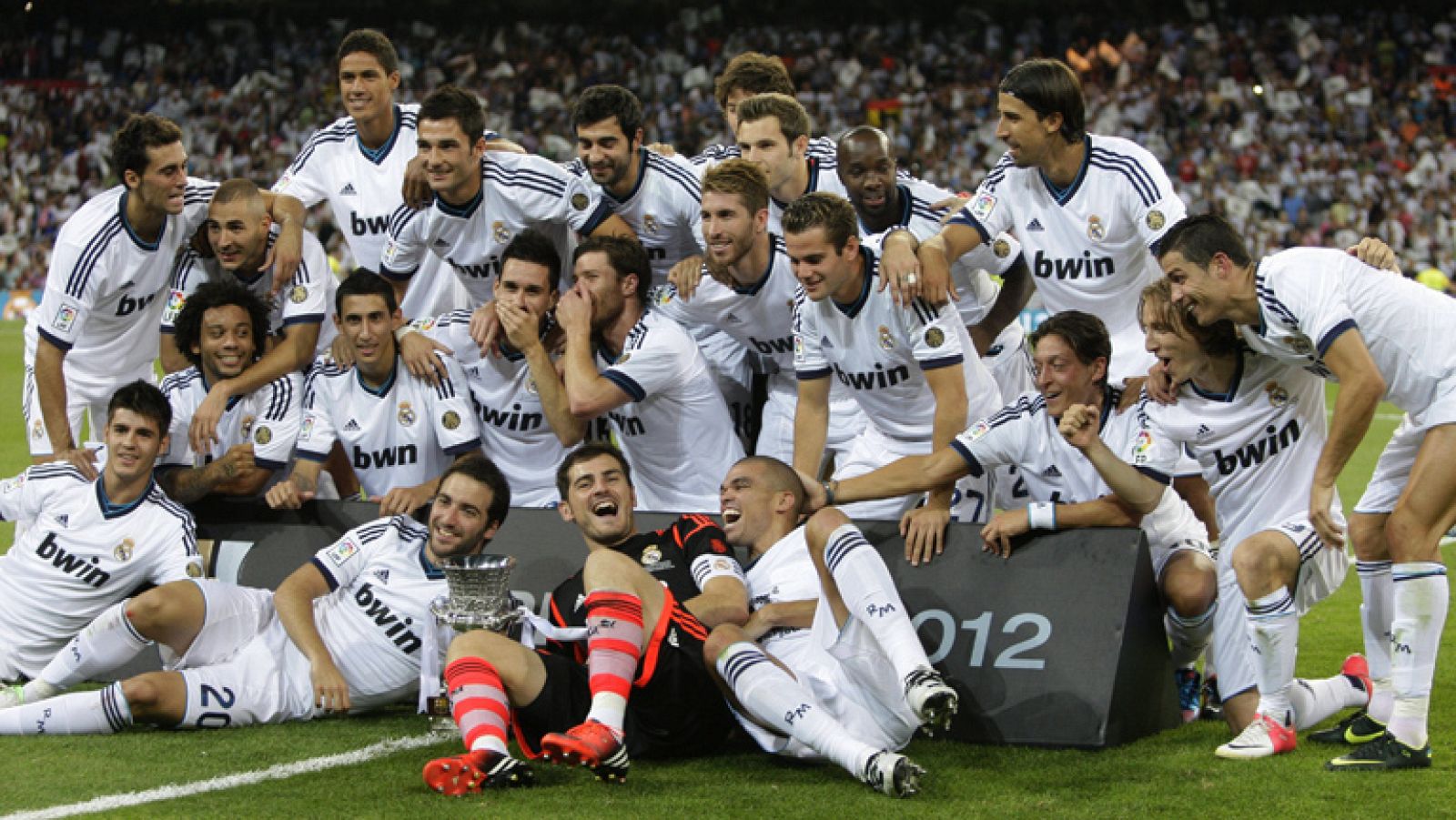 El Real Madrid ha levantado el primer título de la temporada al  imponerse al FC Barcelona en el encuentro de vuelta de la Supercopa  de España en un 'clásico' disputado en un abarrotado Santiago  Bernabéu que vio cómo su equipo, en una mágica primer