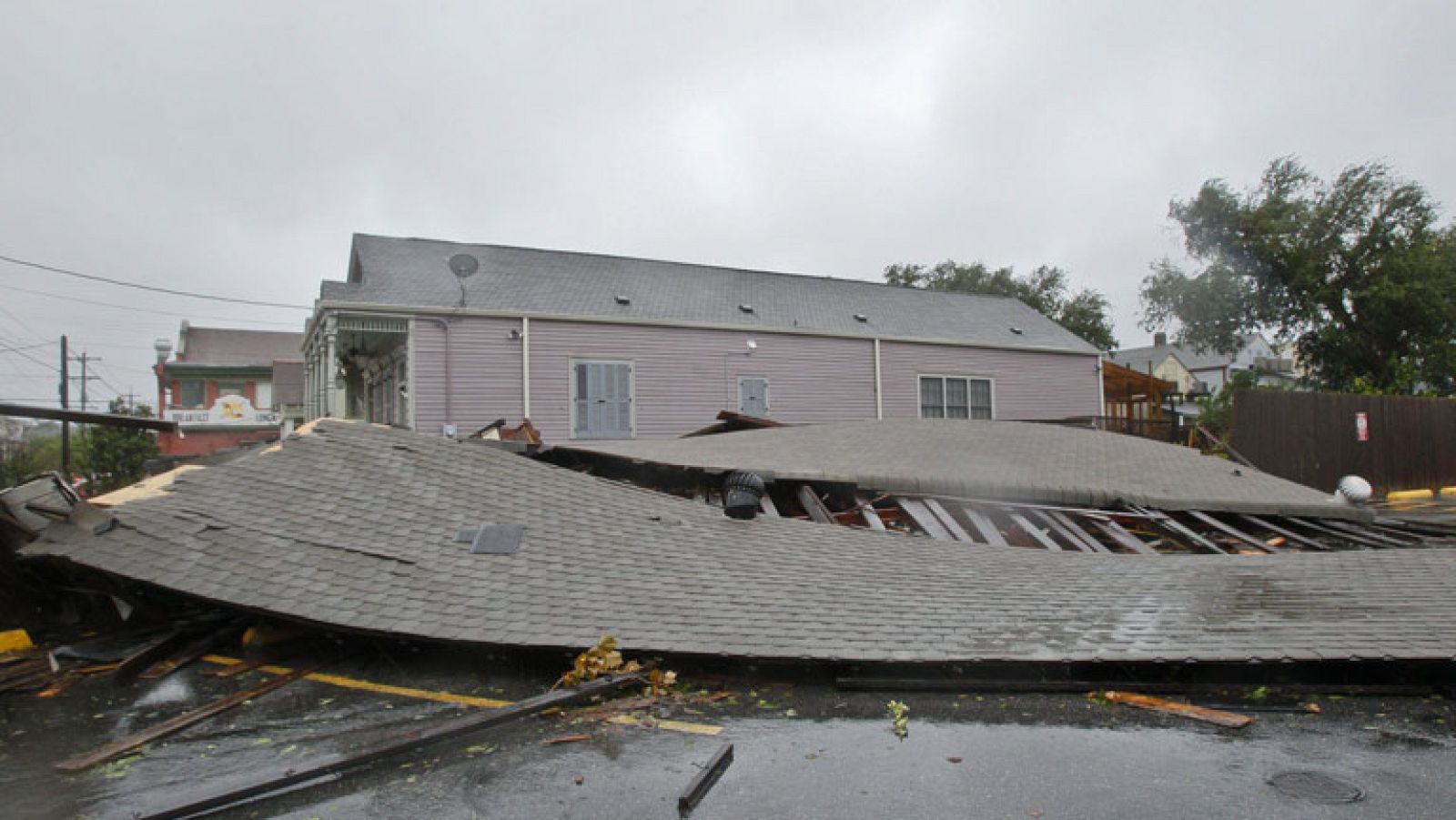 "Isaac" baja su intensidad a tormenta tropical, pero las condiciones siguen siendo peligrosas