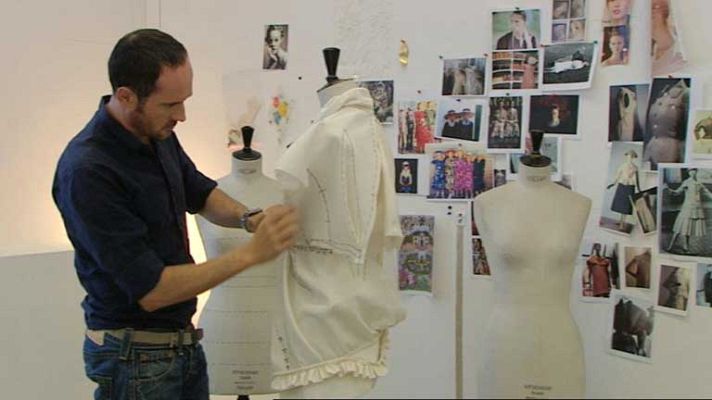 Telediario 1 - Josep Font inaugura el calendario de desfiles con su colección para DelPozo