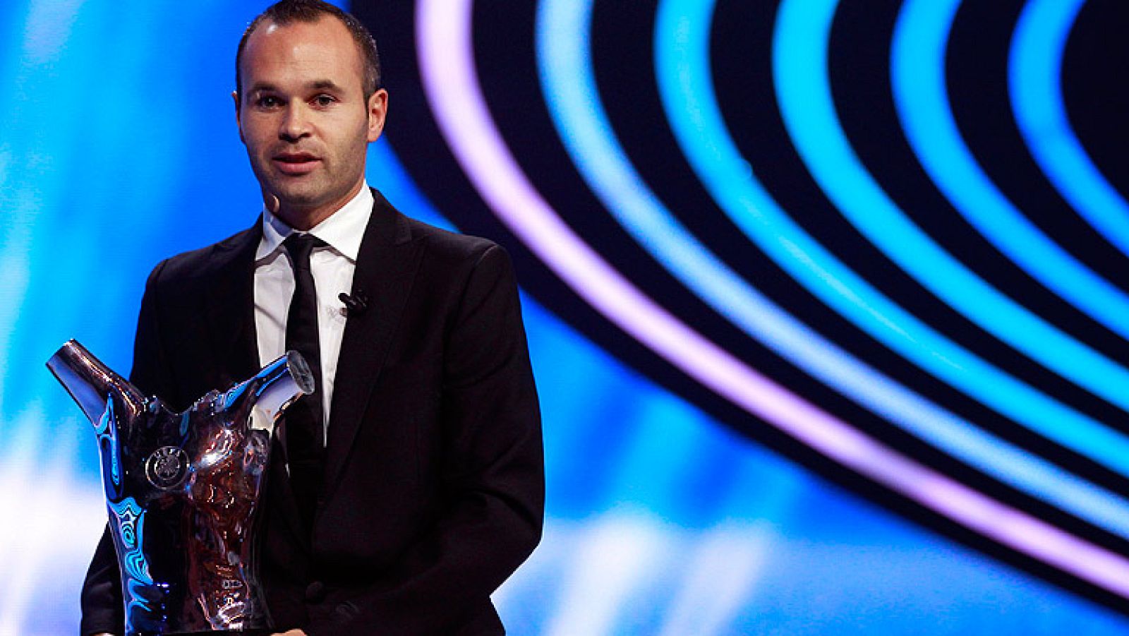 El jugador del Barcelona Andres Iniesta ha sido elegido el mejor jugador de Europa en la temporada 2011-2012, por delante de su compañero de equipo Leo Messi y el madridista Cristiano Ronaldo.