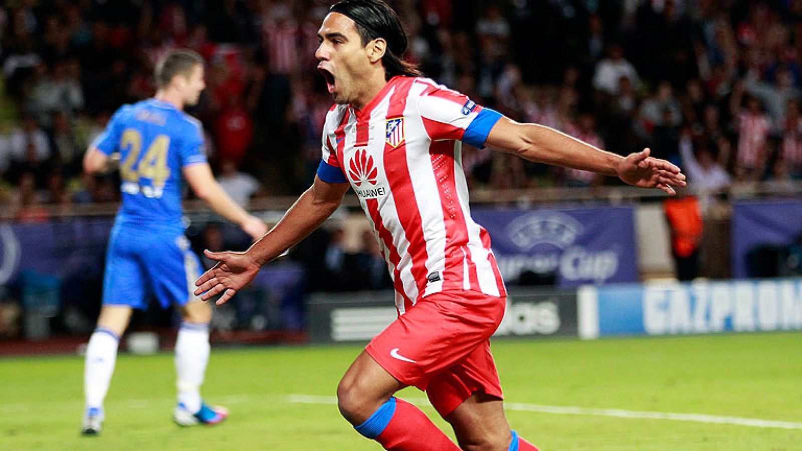 El colombiano ha marcado el segundo tanto de la final de la Supercopa de Europa al colocar el balón en la escuadra, lejos del alcance de Cech, el portero del Chelsea, en una nueva muestra de su calidad.