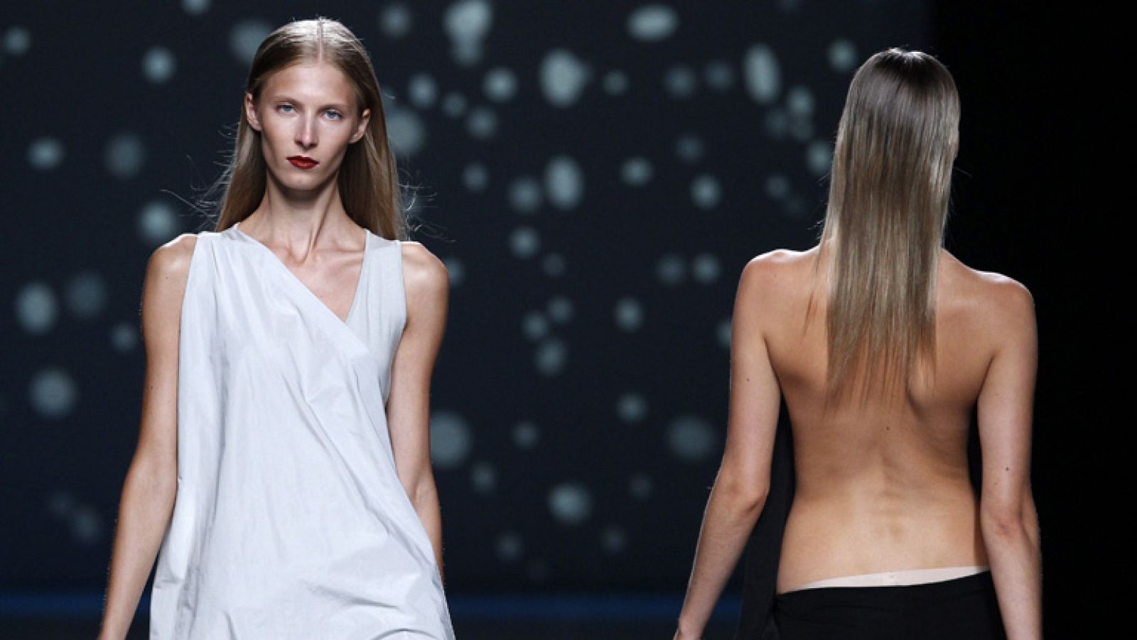 Desfile de AA de Amaya Arzuaga | Ver