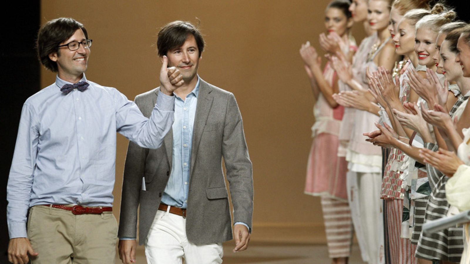 Desfile de Ailanto | Ver