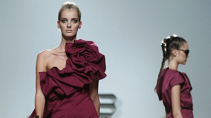  - Cibeles: María Barros, desmontando a Brancusi; Sara Coleman, pasarela subacuática