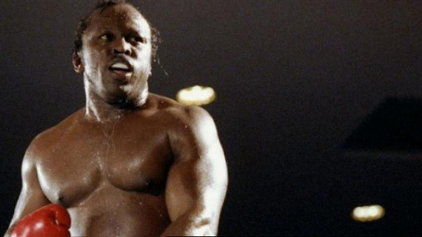 Medio siglo de una vida de película, la de "Dinamita" Dokes, el boxeador que fue campeón de los pesos pesados en 1982 y que no encajó el éxito ni la gloria. Las drogas y los problemas con la ley rematan una biografía que se ha parado a los 54 años.