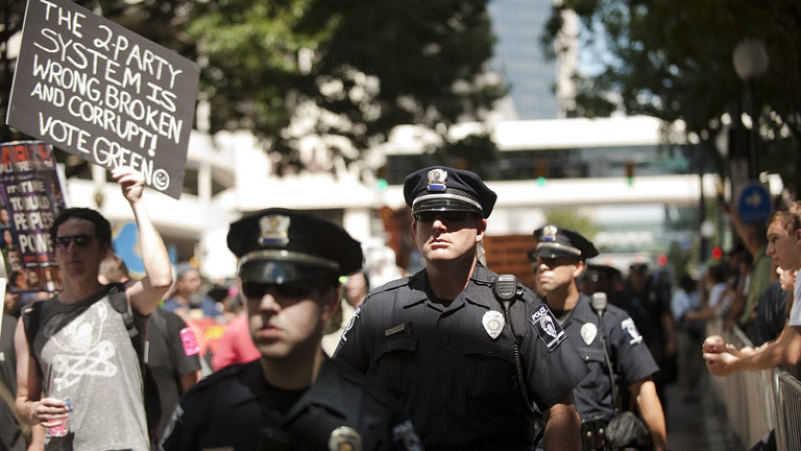 Cientos de personas protestan contra el sistema financiero antes de la convención demócrata