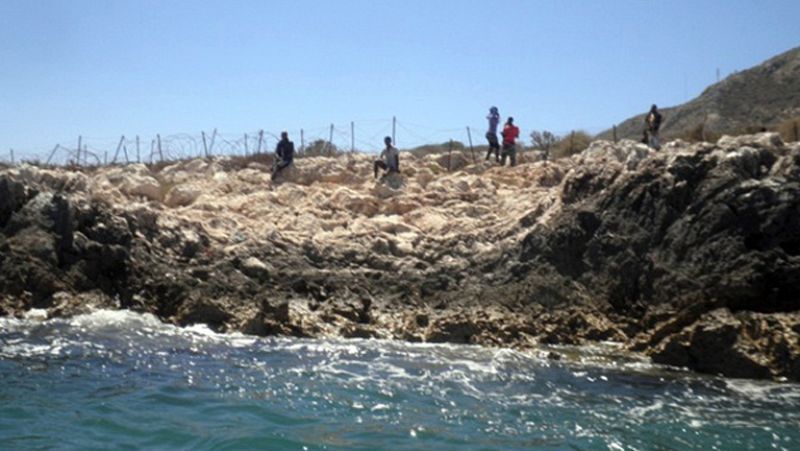 España y Marruecos alcanzan un principio de acuerdo para evacuar a los inmigrantes de la Isla de Tierra | Ver