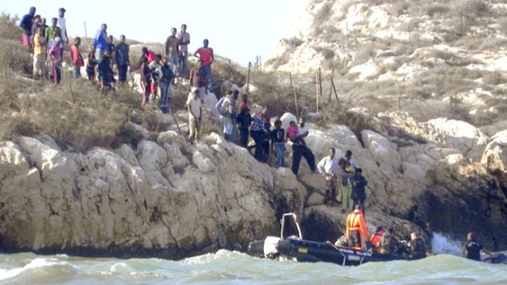 Telediario 1 - Finaliza el desalojo de inmigrantes que desembarcaron de la Isla Tierra
