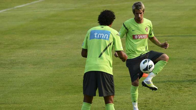 En la concentración de la selección portuguesa en Óbidos, al norte de Lisboa, todos continuan pendientes de Cristiano Ronaldo. El jugador madridista sigue sin hablar de sus problemas y también sin entrenarse debido a la contusión que le obligó a deja