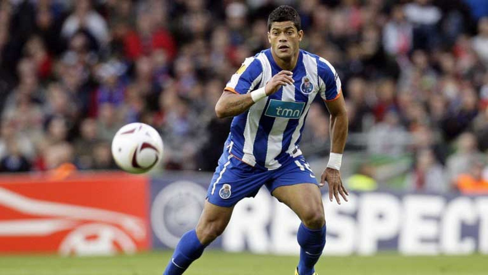 el Zenit de San Petesburgo, tira la casa por la ventana y se gasta nada menos que 82 millones de euros en fichajes. Los ha empleado en fichar al delantero brasileño del Oporto, Hulk, por cinco temporadas. Y también por hacerse con los servicios del i